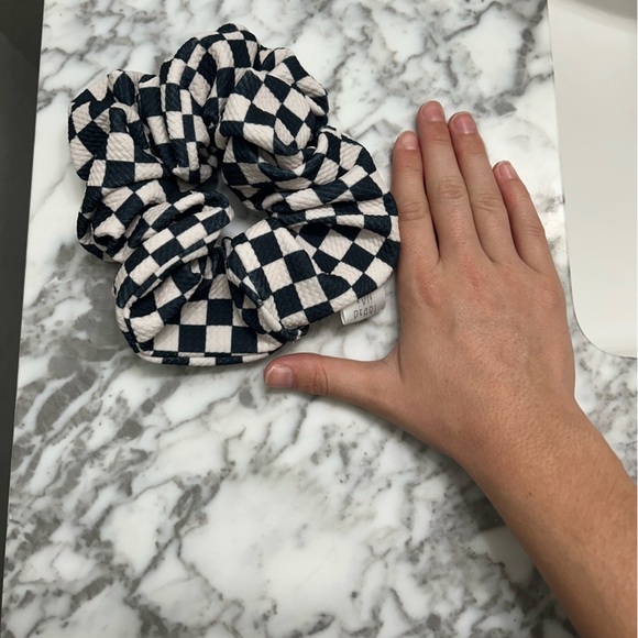 Oversized scrunchie - Picture 1 of 3
